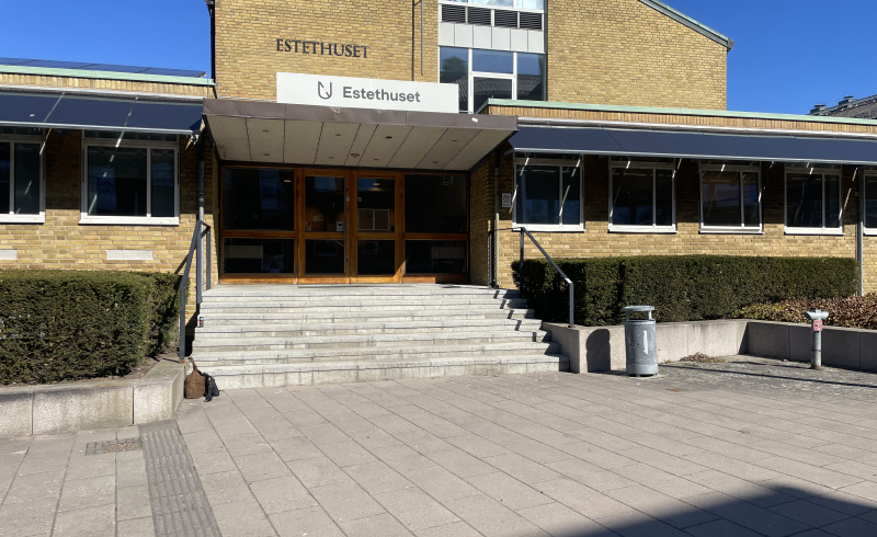 Gul tegelbyggnad