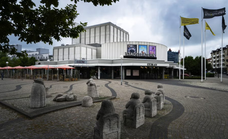 Helsingborgs stadsteater sett utifrån, vit stor byggnad