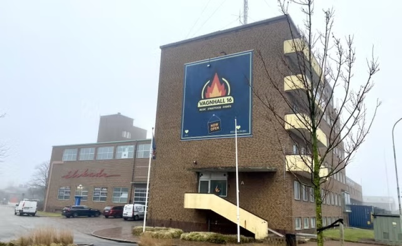 Stor brun byggnad
