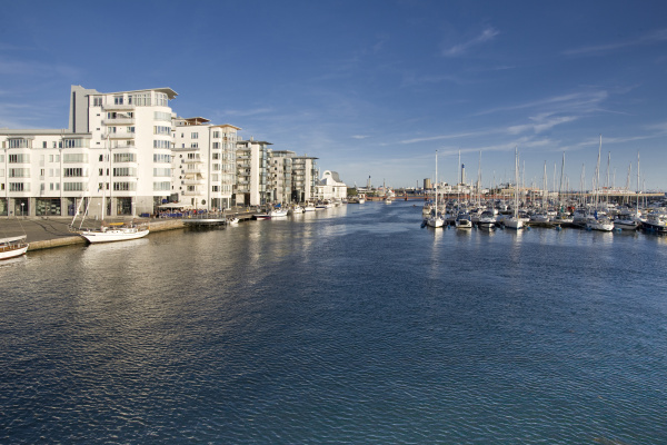 En bild av Helsingborg vid vattnet.