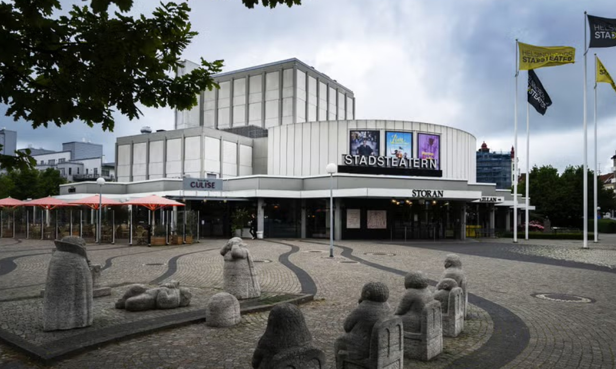 Helsingborgs stadsteater sett utifrån, vit stor byggnad