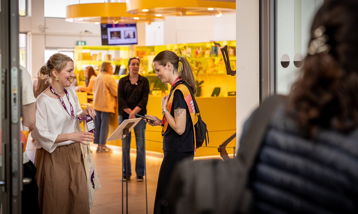 Volontär som scannar ett biennalpass