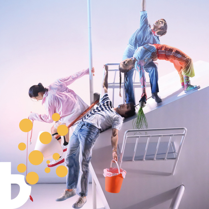 Fyra cirkusartister i olika formationer på en stor vit fyrkant