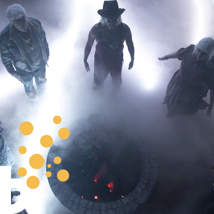 Personer i svart siluett i rök står runt en brunn