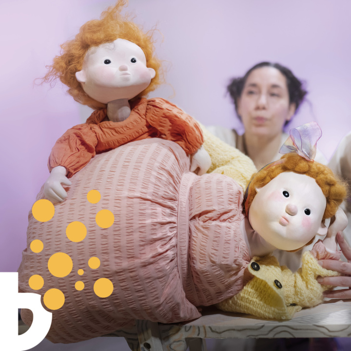 Två dockor, ett barn och en mamma