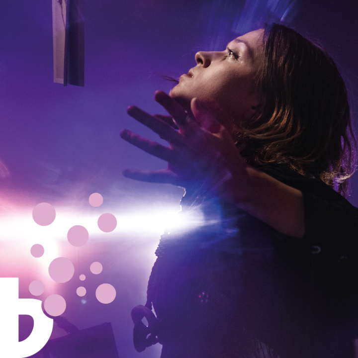 Dansare i profil med en stark ljuskälla bakom