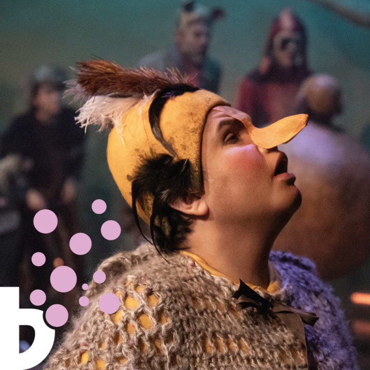 Figur med gul hatt och gul spetsig näsa