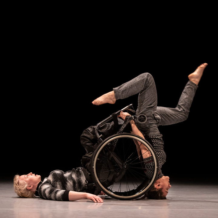 Två kvinnliga dansare varav en använder rullstol