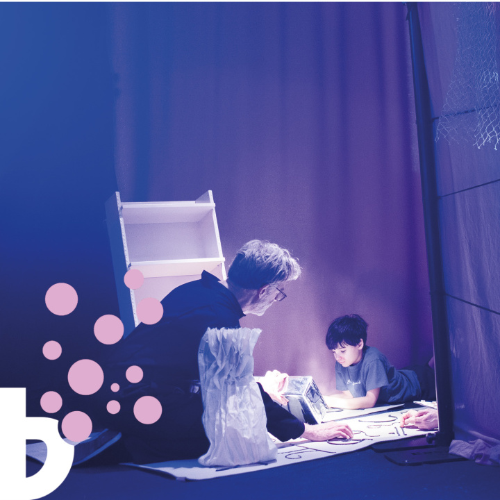 En skådespelare sitter tillsammans med ett barn